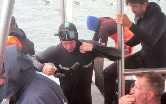 Kaptein AB de Villiers is hier op die boot besig om sy haaikyk-toerusting gereed te kry